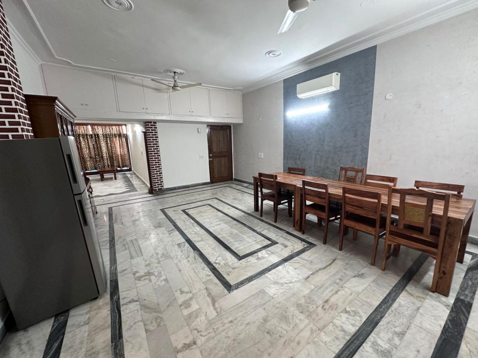 The Raveesh J42 * New Delhi