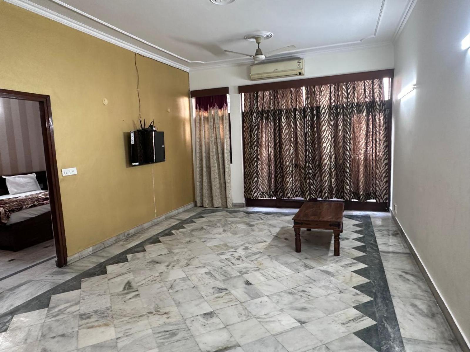 The Raveesh J42 Apartment New Delhi
