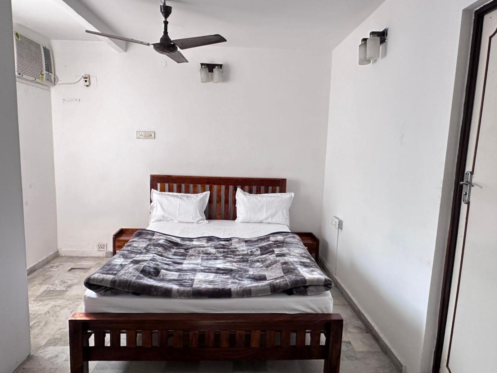 The Raveesh J42 New Delhi