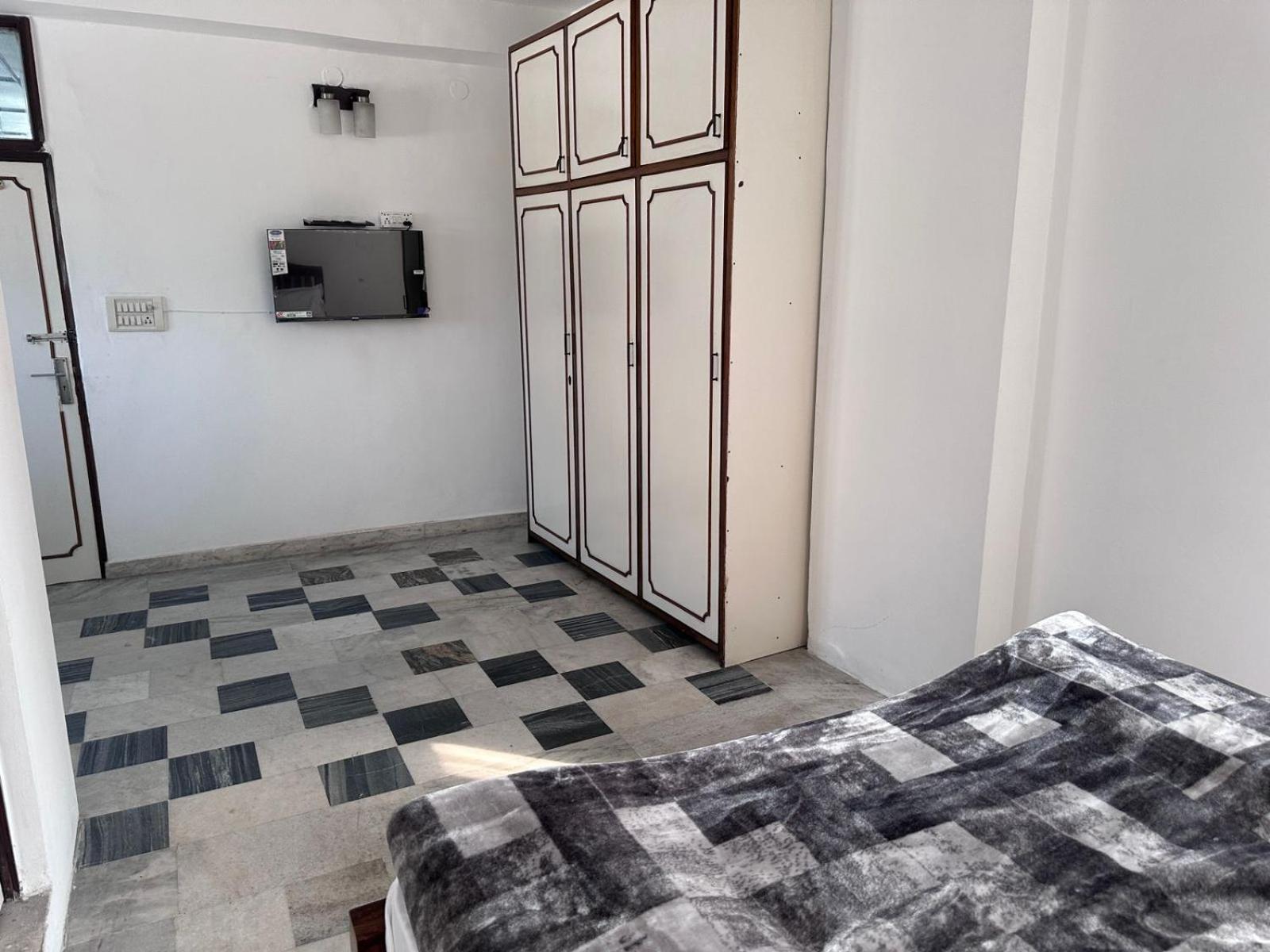 The Raveesh J42 Apartment *