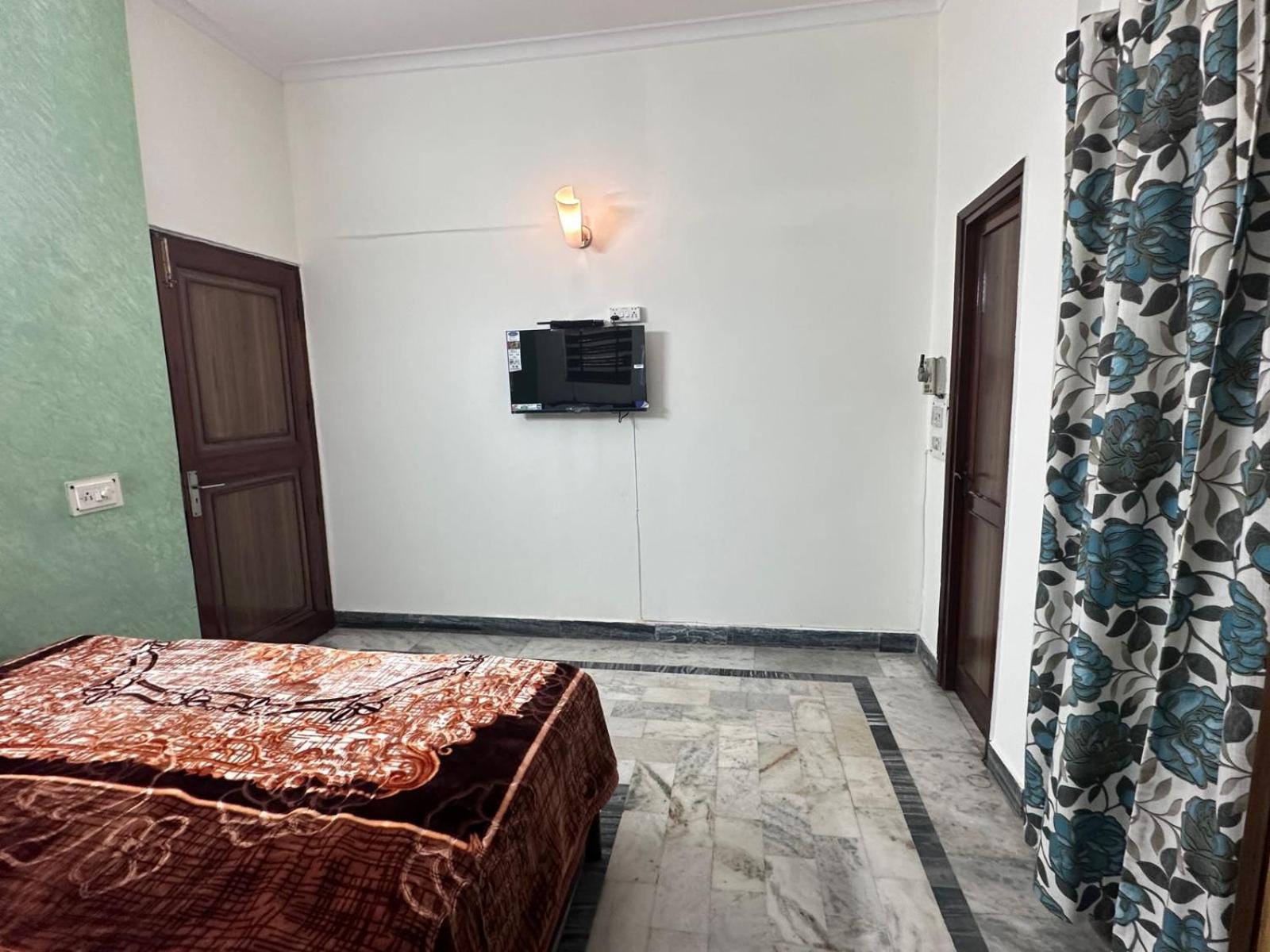 The Raveesh J42 Apartment New Delhi